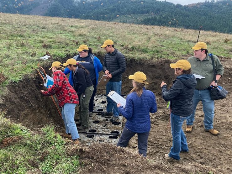 The UC Davis Collegiate Soil Judging Team in their first pit of the day. 